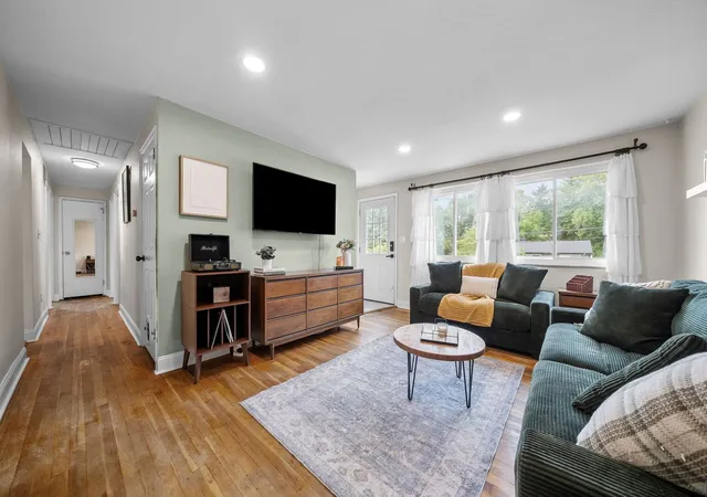 Photo 3 of Single family home for sale at 33 Claireview Dr, Scott Twp, PA 15106 | MLS# 1769920 | Listing updated on 2026-08-23