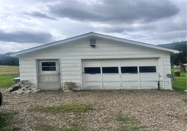 Photo 3 of Single family home for sale at 1685 Walnut Bnd Rd, Oil City, PA 16301 | MLS# 1769953 | Listing updated on 2026-08-20