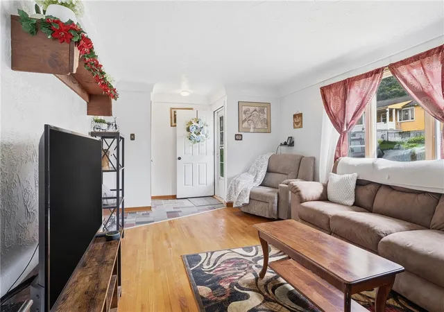 Photo 4 of Sale Pending at 725 Broad St, Mt Pleasant Twp, PA 15666 | MLS# 1769950 | Listing updated on 2026-08-21