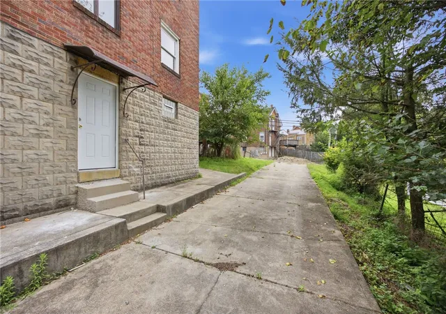Photo 3 of House for sale at 2960 Churchview Ave, Brentwood, PA 15227 | MLS# 1770237 | Listing updated on 2026-08-19