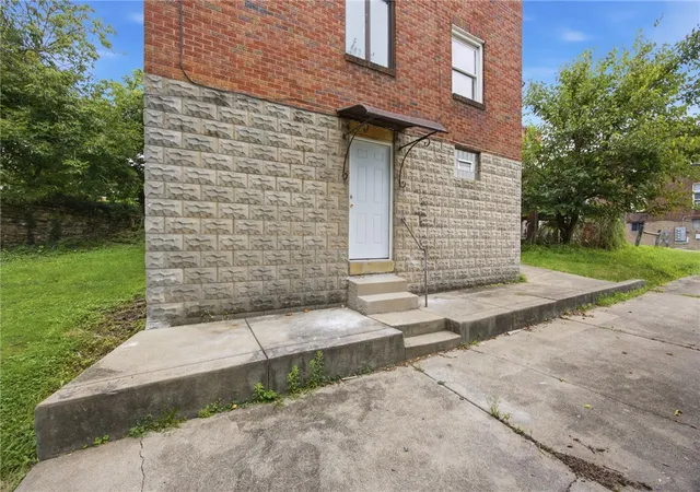 Photo 4 of House for sale at 2960 Churchview Ave, Brentwood, PA 15227 | MLS# 1770237 | Listing updated on 2026-08-19