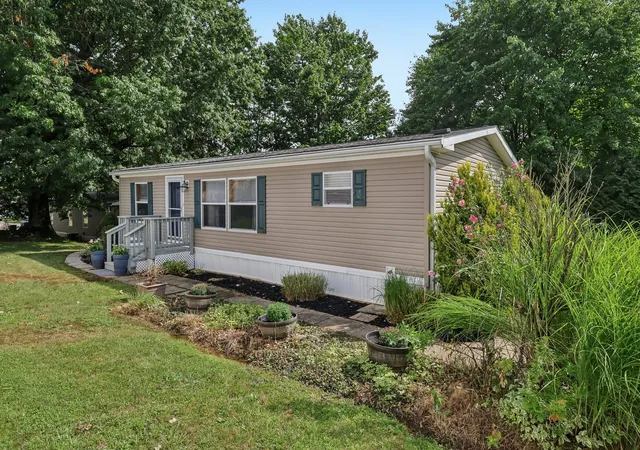 Photo 2 of Manufactured home for sale at 802 Elk Dr, Cranberry Twp, PA 16066 | MLS# 1770369 | Listing updated on 2026-10-04