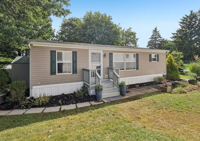 Photo 3 of Manufactured home for sale at 802 Elk Dr, Cranberry Twp, PA 16066 | MLS# 1770369 | Listing updated on 2026-10-04