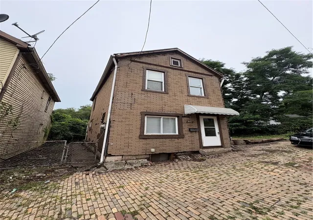 Photo 3 of Single family home for sale at 907 Walnut St, N Braddock, PA 15104 | MLS# 1770445 | Listing updated on 2026-08-24