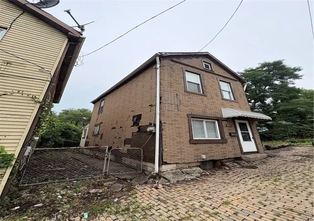 Photo 4 of Single family home for sale at 907 Walnut St, N Braddock, PA 15104 | MLS# 1770445 | Listing updated on 2026-08-24