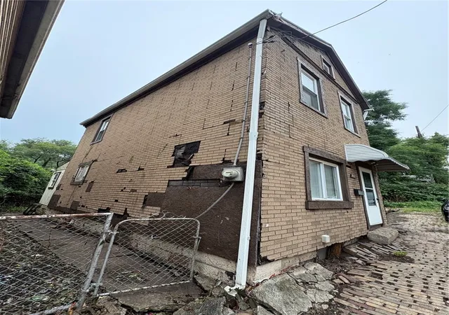 Photo 5 of Single family home for sale at 907 Walnut St, N Braddock, PA 15104 | MLS# 1770445 | Listing updated on 2026-08-24