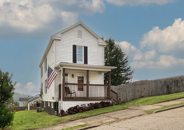 Photo 3 of Single family home for sale at 722 Giffin Ave, Canonsburg, PA 15317 | MLS# 1770452 | Listing updated on 2026-08-19