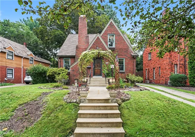 Photo 2 of Single family home for sale at 726 Harden Dr, Ross Twp, PA 15229 | MLS# 1770422 | Listing updated on 2026-08-29
