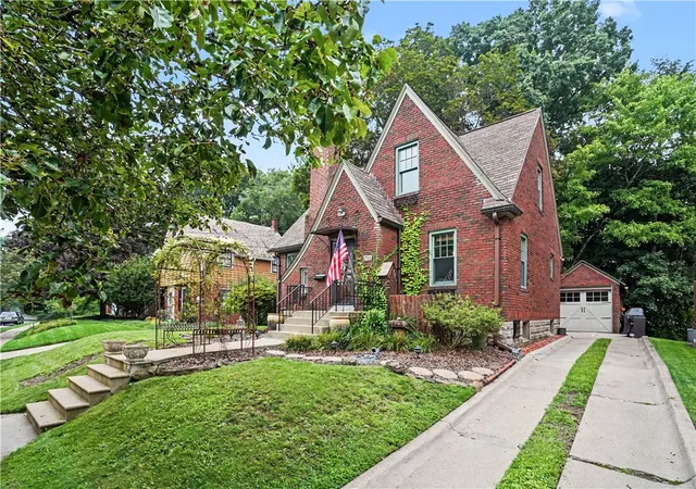 Photo 3 of Single family home for sale at 726 Harden Dr, Ross Twp, PA 15229 | MLS# 1770422 | Listing updated on 2026-08-29