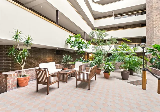 Listing Photo 2 - Condo for sale in building located at 307 S Dithridge St, Oakland, PA 15213 - Unit #505