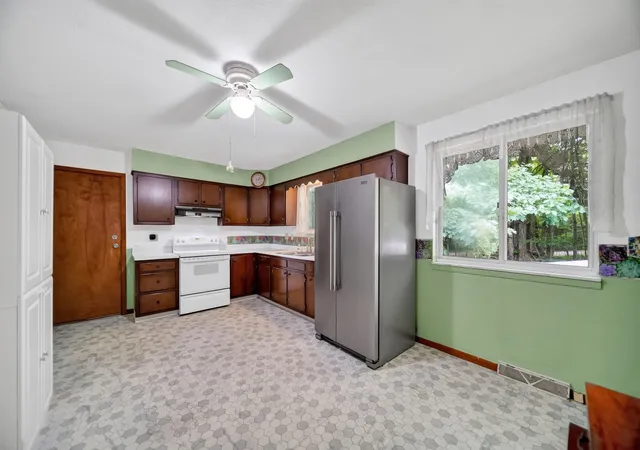 Photo 3 of Single family home for sale at 35999 Lake Shore Dr, Canadohta Lake, PA 16438 | MLS# 1770682 | Listing updated on 2026-08-22