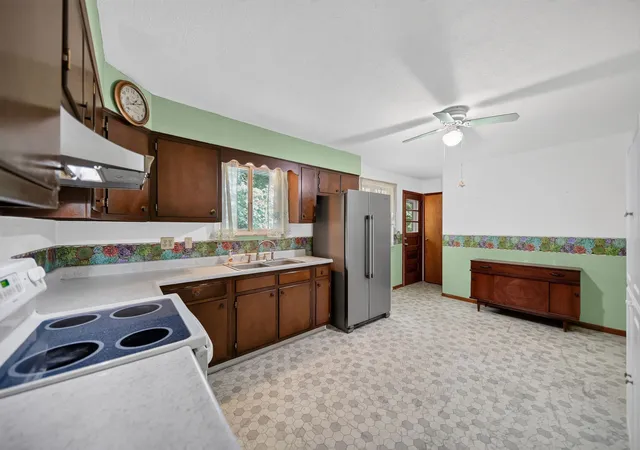 Photo 4 of Single family home for sale at 35999 Lake Shore Dr, Canadohta Lake, PA 16438 | MLS# 1770682 | Listing updated on 2026-08-22