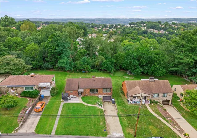 Photo 3 of Single family home for sale at 123 Arla Dr, Scott Twp, PA 15220 | MLS# 1770620 | Listing updated on 2026-09-19