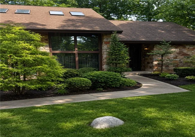 Photo 1 of Single family home for sale at 125 Gatehouse Dr, Moon/crescent Twp, PA 15108 | MLS# 1770736 | Listing updated on 2026-08-28
