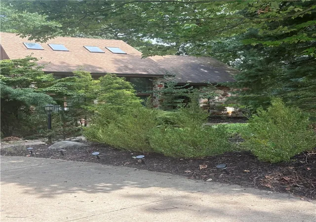 Photo 4 of Single family home for sale at 125 Gatehouse Dr, Moon/crescent Twp, PA 15108 | MLS# 1770736 | Listing updated on 2026-08-28