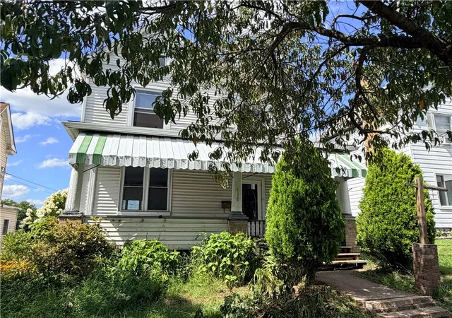 Photo 2 of Single family home for sale at 118 W Adams Ave, Vandergrift, PA 15690 | MLS# 1770670 | Listing updated on 2026-09-24
