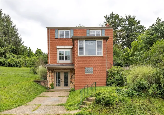 Photo 3 of Single family home for sale at 401 Lecanto Ave, East Mc Keesport, PA 15035 | MLS# 1770160 | Listing updated on 2026-08-23