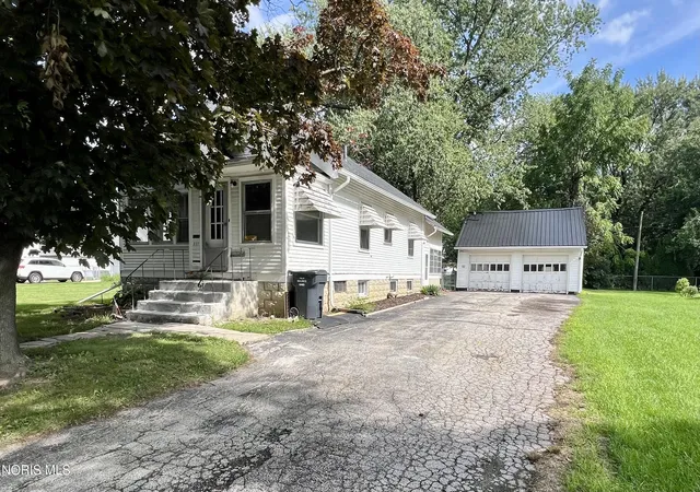 Photo 3 of Sale Pending at 111 S Masters Ct, Maumee, OH 43537 | MLS# 10012158 | Listing updated on 2026-10-05