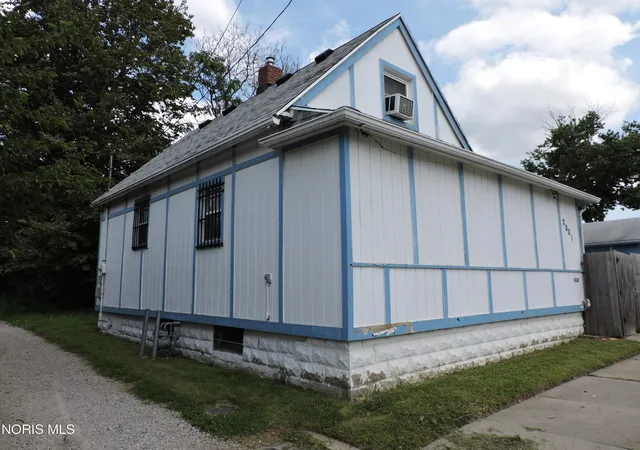 Photo 2 of Single family home for sale at 2001 Bakewell St, Toledo, OH 43605 | MLS# 10012699 | Listing updated on 2026-08-31