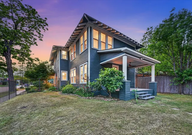 3rd image of 802 Haines Ave, Dallas, TX 75208 | MLS# 21244982