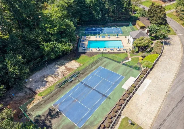 Photo 4 of Sale Pending at 4805 Thornwood Dr Northwest Dr Nw, Acworth, GA 30102 | MLS# 7827544 | Listing updated on 2026-10-24