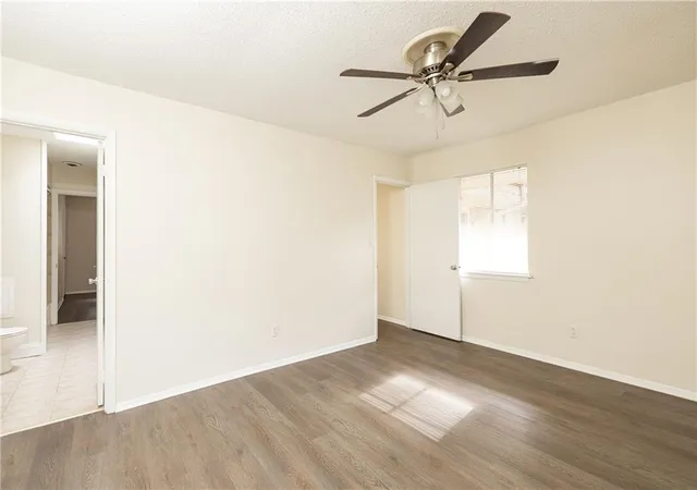 Listing Photo 2 - Condo for sale in building located at 346 Carpenter Dr, Atlanta, GA 30328 - Unit #88