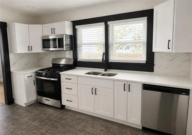 Photo 4 of Sale Pending at 1802 S Gordon St Sw, Atlanta, GA 30310 | MLS# 7827796 | Listing updated on 2026-10-31