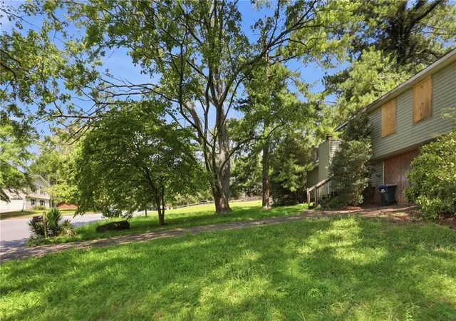 Photo 3 of Sale Pending at 140 Cedar Tr, Roswell, GA 30075 | MLS# 7827474 | Listing updated on 2026-09-25