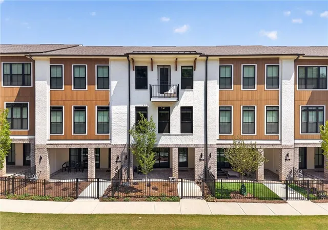 Photo 3 of Townhouse for sale at 340 Olmstead Wy, Alpharetta, GA 30022 | MLS# 7826634 | Listing updated on 2026-09-06