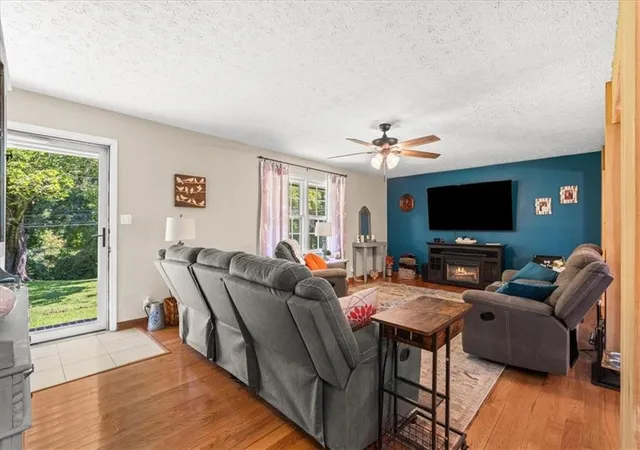 Photo 4 of Sale Pending at 1301 Reeves Station Rd Sw, Calhoun, GA 30701 | MLS# 7827122 | Listing updated on 2026-09-18