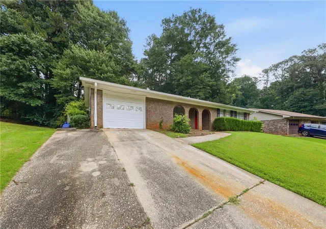 Photo 3 of Sale Pending at 2740 Williamsburg Dr, Decatur, GA 30034 | MLS# 7777898 | Listing updated on 2026-09-05