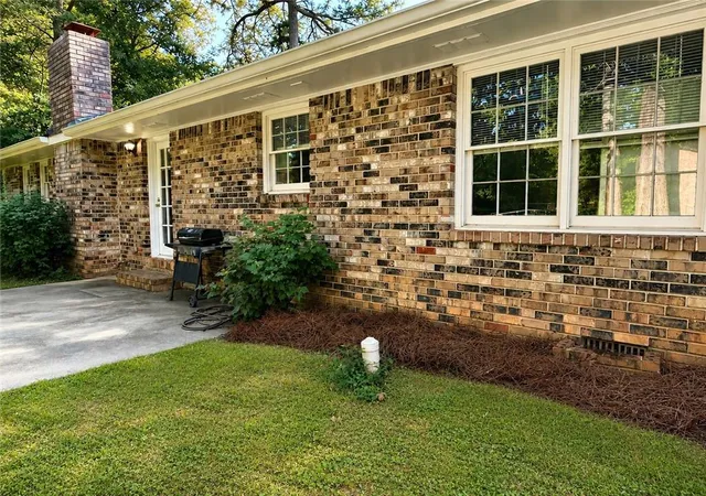 Photo 2 of Single family home for sale at 886 Oakhill Ct, Stone Mountain, GA 30087 | MLS# 7823108 | Listing updated on 2026-09-16