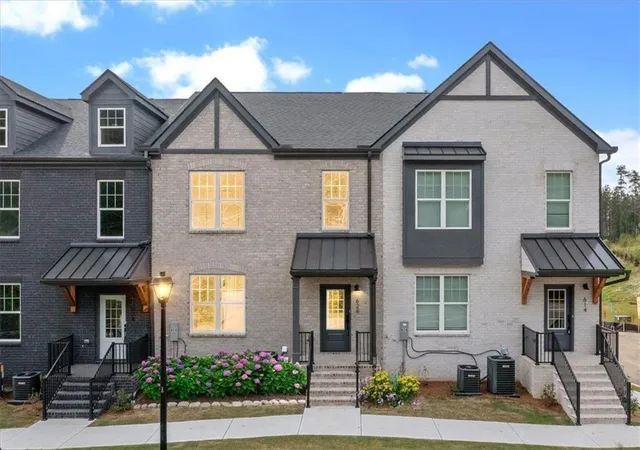 Photo 3 of Townhouse for sale at 624 Oakleaf Grv Ln, Buford, GA 30518 | MLS# 7750186 | Listing updated on 2026-09-20