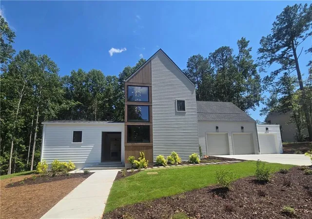 Photo 2 of Sale Pending at 130 Cedarwood Ln, Roswell, GA 30075 | MLS# 7631192 | Listing updated on 2026-08-28