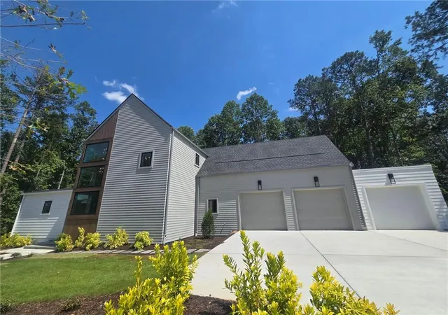 Photo 3 of Sale Pending at 130 Cedarwood Ln, Roswell, GA 30075 | MLS# 7631192 | Listing updated on 2026-08-28