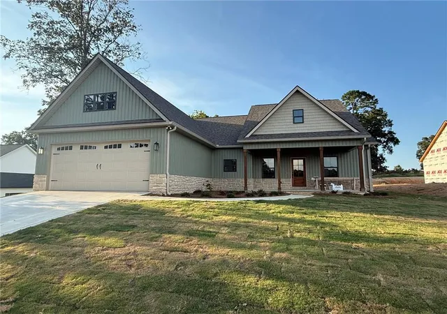 Photo 1 of Single family home for sale at 189 Oakland Dr, Calhoun, GA 30701 | MLS# 7827411 | Listing updated on 2026-08-27