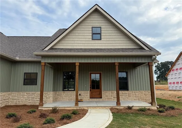 Photo 2 of Single family home for sale at 189 Oakland Dr, Calhoun, GA 30701 | MLS# 7827411 | Listing updated on 2026-08-27