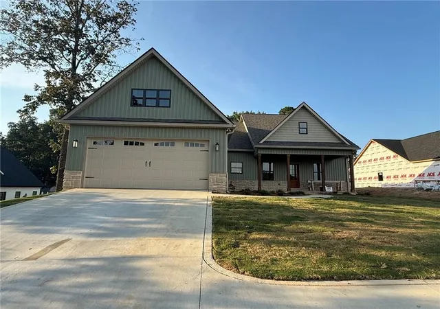 Photo 3 of Single family home for sale at 189 Oakland Dr, Calhoun, GA 30701 | MLS# 7827411 | Listing updated on 2026-08-27