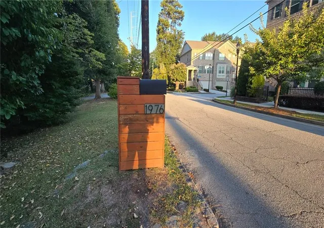 Photo 8 of Single family home for sale at 1976 Dering Cir Ne, Atlanta, GA 30345 | MLS# 7827286 | Listing updated on 2026-08-27