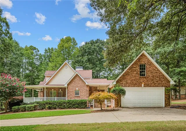 Photo 2 of Single family home for sale at 170 St Gabriel Wy, Fayetteville, GA 30215 | MLS# 7810948 | Listing updated on 2026-09-10