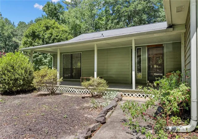 Photo 2 of Sale Pending at 140 Hickory Dr, Stockbridge, GA 30281 | MLS# 7827338 | Listing updated on 2026-10-06