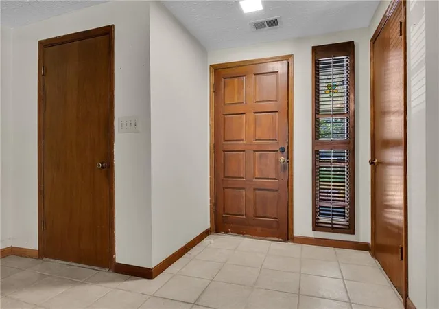 Photo 3 of Sale Pending at 140 Hickory Dr, Stockbridge, GA 30281 | MLS# 7827338 | Listing updated on 2026-10-06