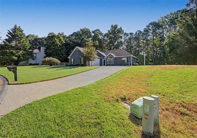 Photo 3 of Single family home for sale at 333 Allatoona Shores Dr, Canton, GA 30114 | MLS# 7825028 | Listing updated on 2026-09-15