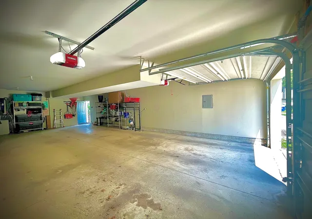 2nd image of 812 Smt St, Columbus, OH 43215