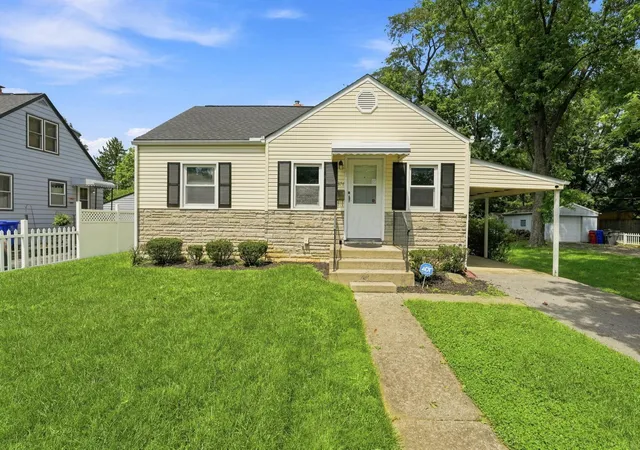 Photo 2 of Single family home for sale at 374 Rosslyn Ave, Columbus, OH 43214 | MLS# 226030324 | Listing updated on 2026-09-13