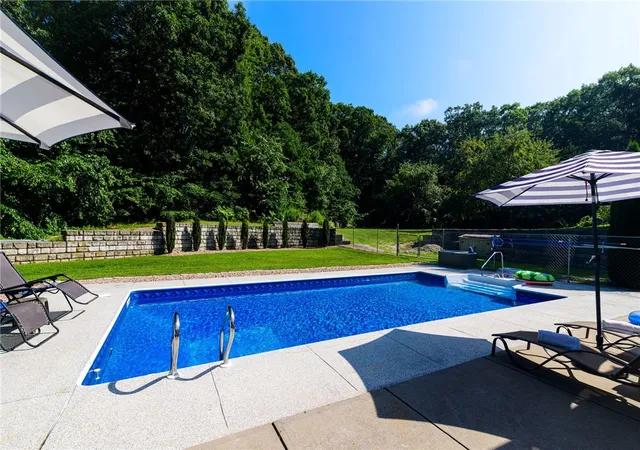 4th image of 39 Robin Hollow Ln, Westerly, RI 02891 | MLS# 1420239