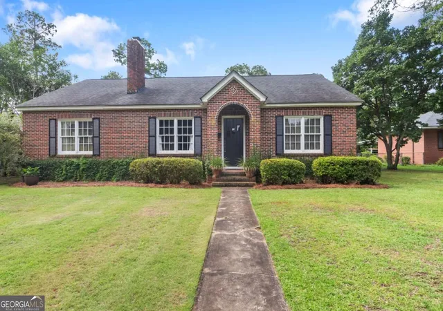 Photo 3 of Sale Pending at 910 6th Ave, Albany, GA 31701 | MLS# 10816235 | Listing updated on 2026-10-20