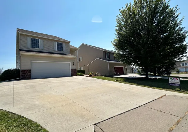 Photo 2 of Single family home for sale at 8497 Savanna Oaks Ln, Saint Paul, MN 55125 | MLS# 7122270 | Listing updated on 2026-08-25