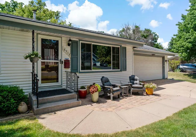 2nd image of 8918 Emerson Ave S, Minneapolis, MN 55420 | MLS# 7128643