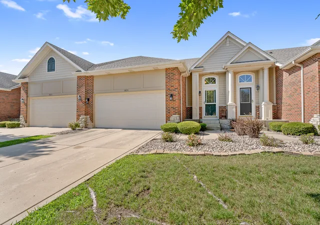 1st image of 9855 Oakwood Ct, Saint John, IN 46373 | MLS# 843457